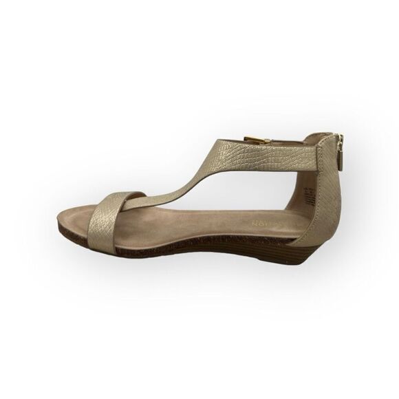 NWOT Kenneth Cole Reaction Womens Great Gal T Strap Wedge Sandal Beige Size 9 - Picture 1 of 10